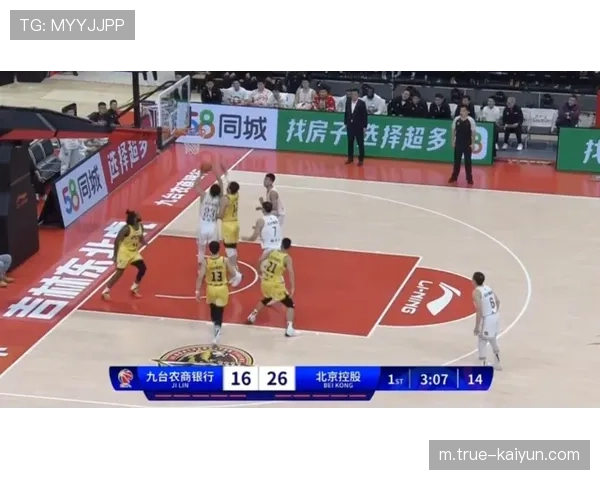 深圳新鹏城开场闪电进球却因红牌崩盘 少打一人超过七十分钟致体能战术双溃败